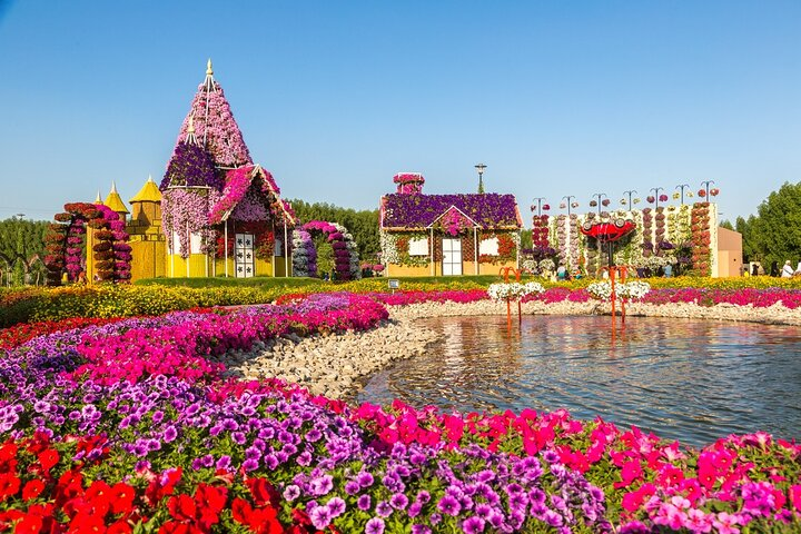 Explore a wonderland of over 100 million flowers and stunning landscapes at Dubai Miracle Garden highlighting brilliant architecture and the beauty of nature perfect for unforgettable travel memories.